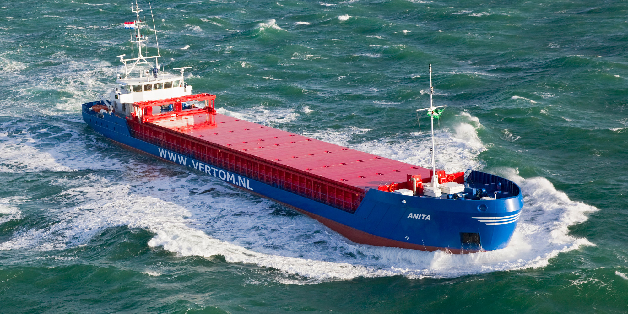 Containers op zeetransport van Vertom Groep