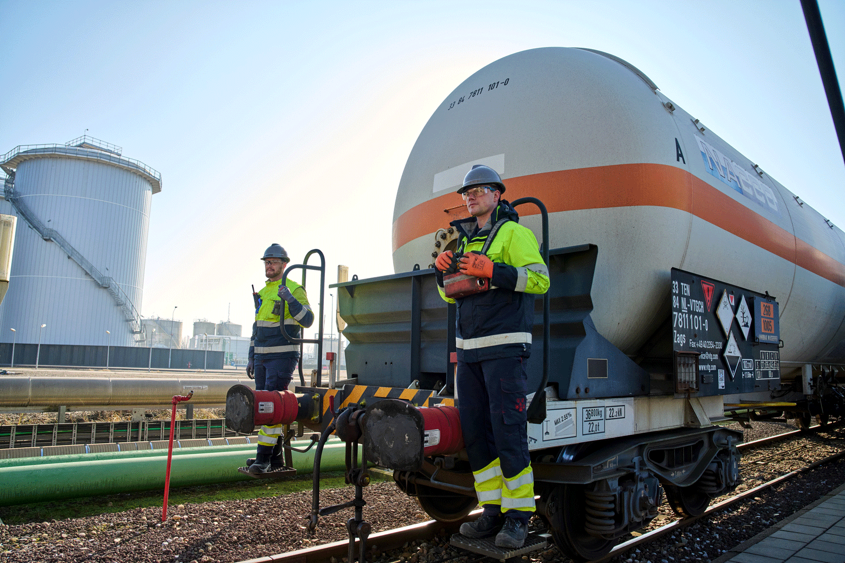 2 mannen met helm bij goederentrein