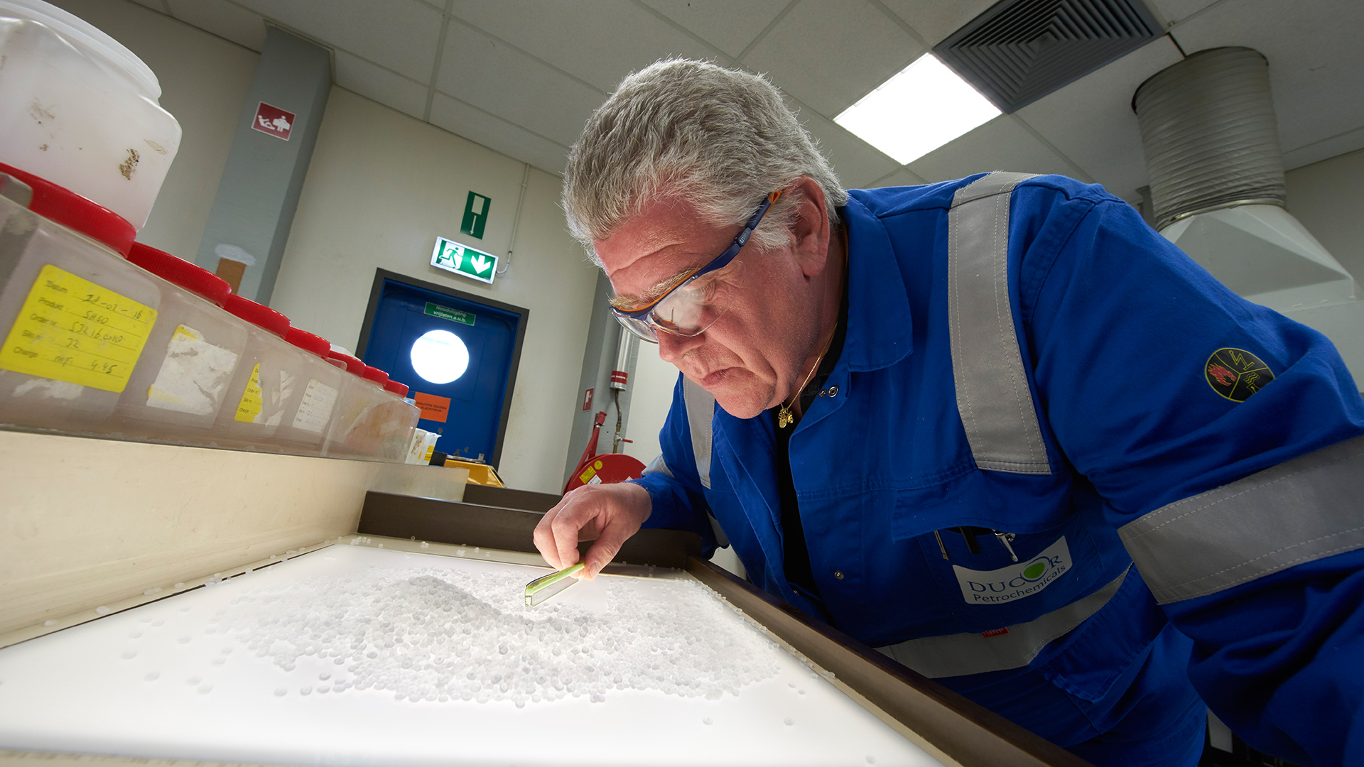Medewerker van Ducor Petrochemicals die polypropyleen bestudeerd