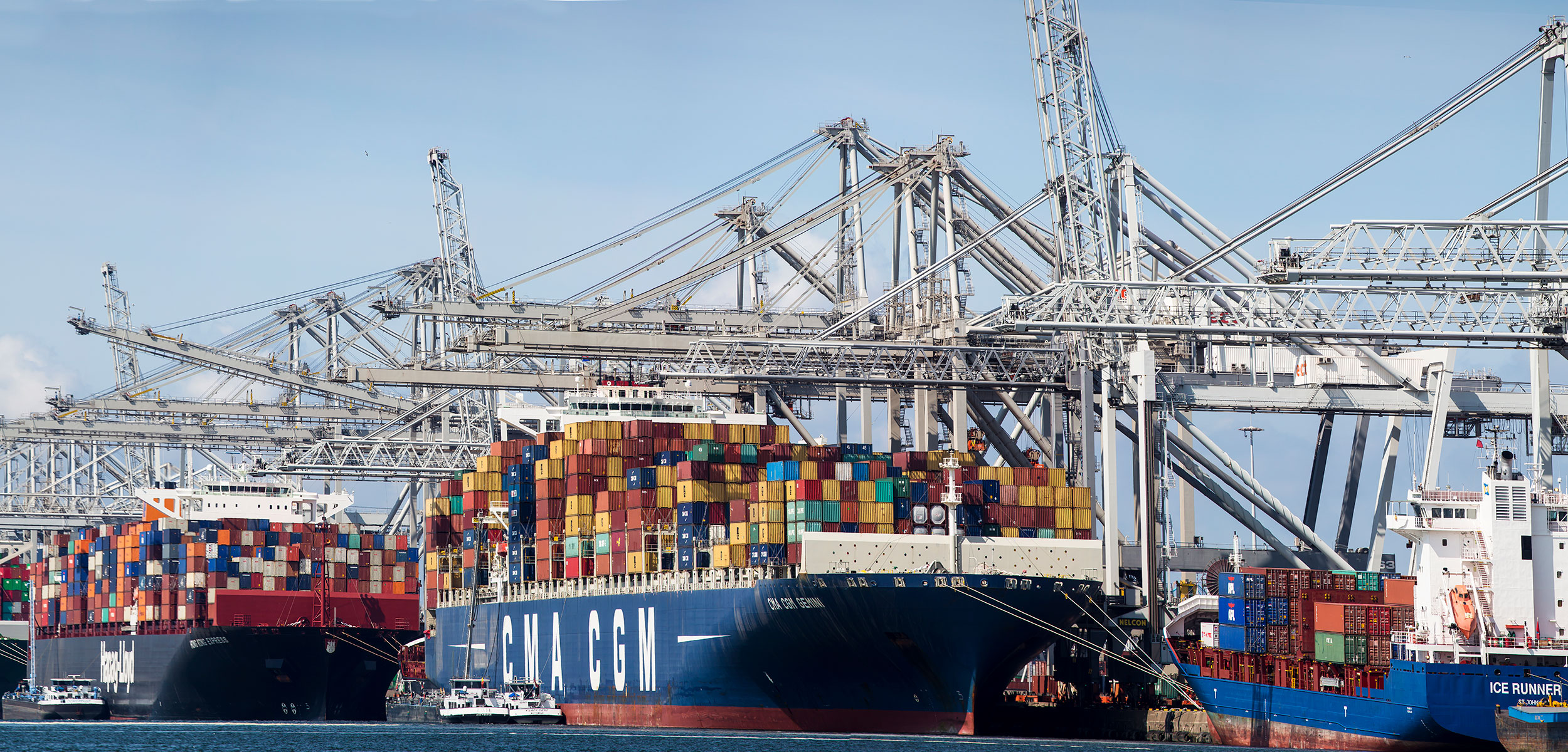 Foto van een schip dat aan de kade ligt van de Hutchison Ports ECT Rotterdam