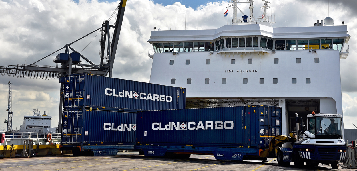 Containers van CLdN Cargo opgestapeld voor een schip