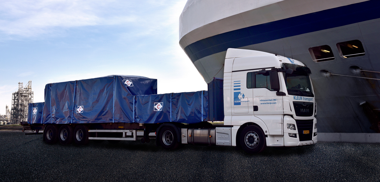 Vrachtwagen van CLdN Cargo die containers verplaatst