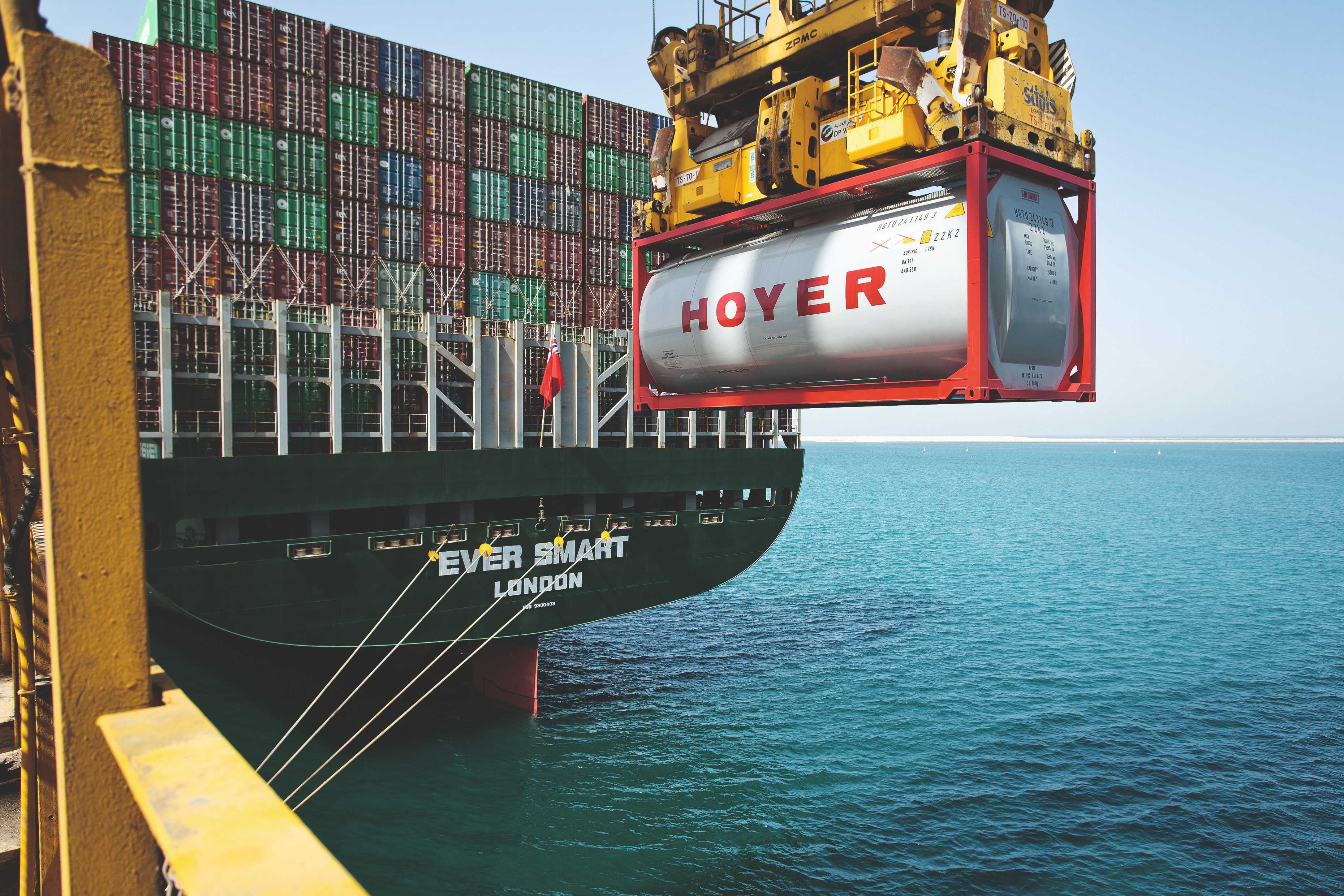 Vrachtwagen van Hoyer Nederland die omhoog rijd